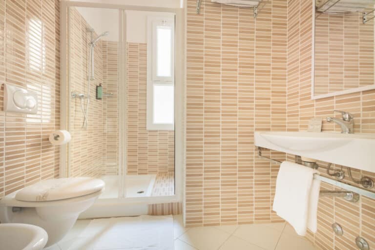 Hotel Caravelle Cattolica - Pool View Comfort Room bagno 2