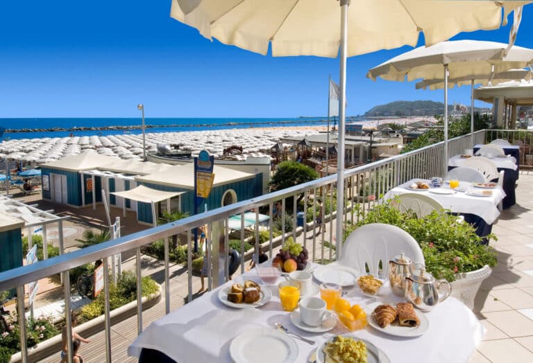 Hotel Caravelle Cattolica - Outdoor terrace seaside breakfast 2