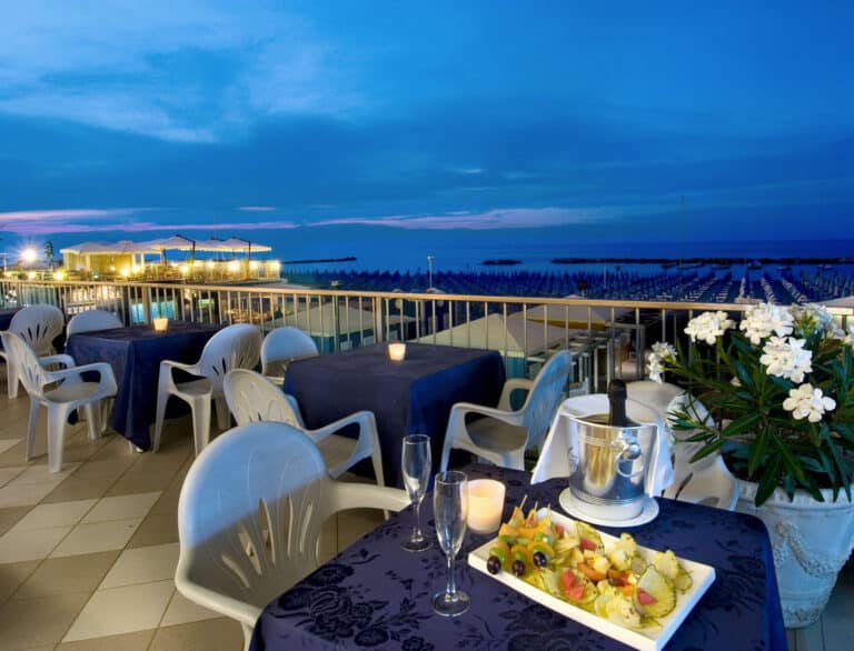 Hotel Caravelle Cattolica - Terrazza esterna lato mare tramonto
