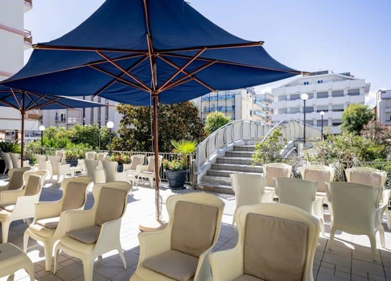 Hotel Caravelle Cattolica - Outdoor terrace poolside2